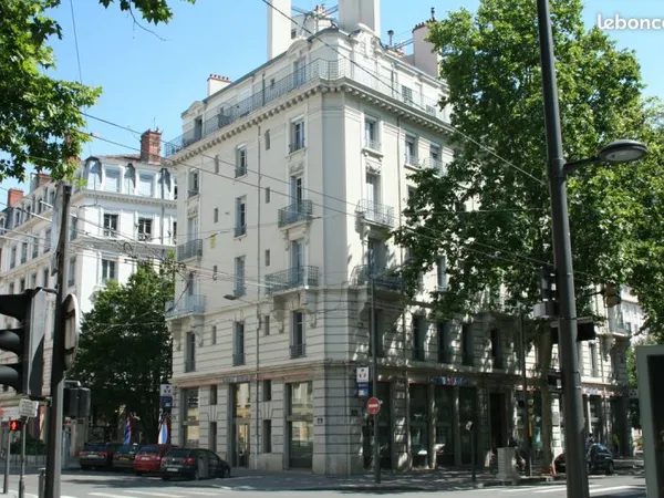 Superbe T2 de 54 m2 Immeuble Bourgeois Place Jean Macé