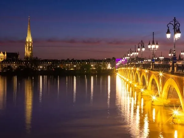 Bordeaux historique T3 de 107m² avec vue Garonne