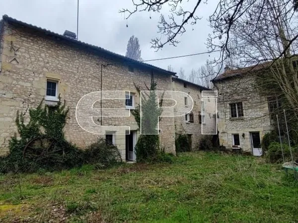 LOUDUN- Imposantes bâtisses historiques sur 300m2 environ, comp