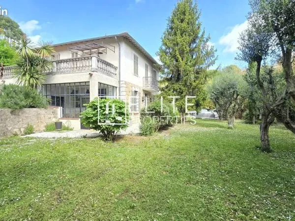 Maison 7 pièces 242 m²