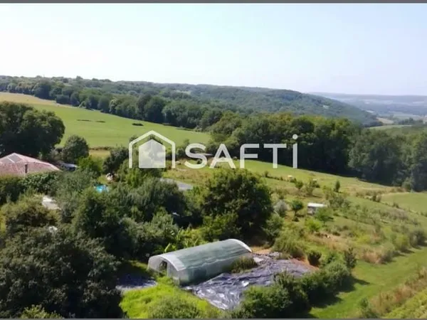 Maison T3 de 93m² et dépendance d'une surface environ de 155m2 dont 10 couchages à fort potentiel.