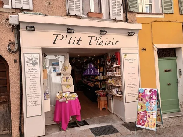 EMPLACEMENT No1 POUR CE COMMERCE de 20M2+50m2 d'annexes ( ré