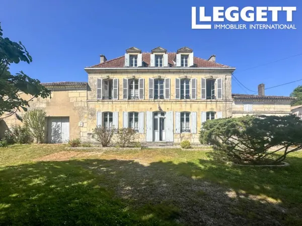 Maison de Maître dans un hameau calme avec jardins arborés et dépendances. 4 chambres. Proche Cognac