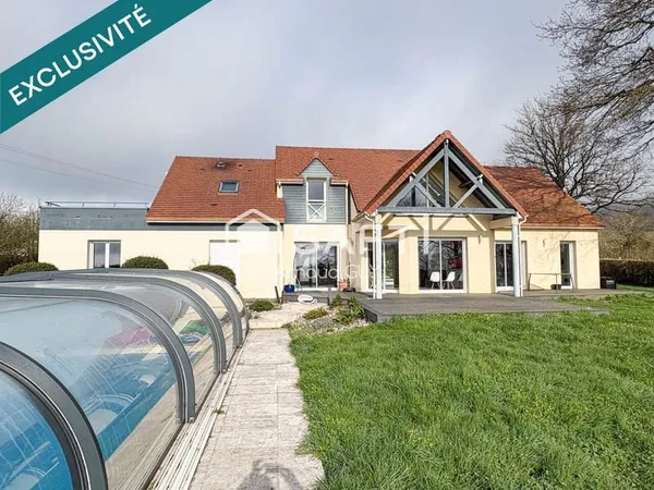 Belle pièce de vie lumineuse de 70m²