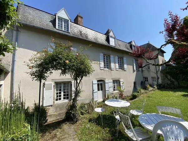 Demeure de caractère au Dorat - Une maison avec un joli jardin et un garage