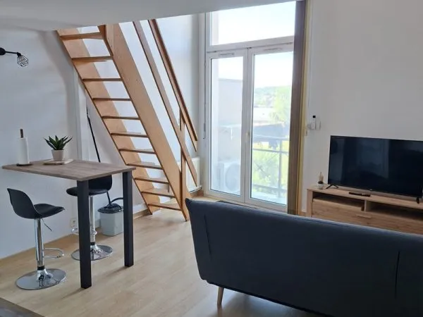 Beau duplex meublé neuf.