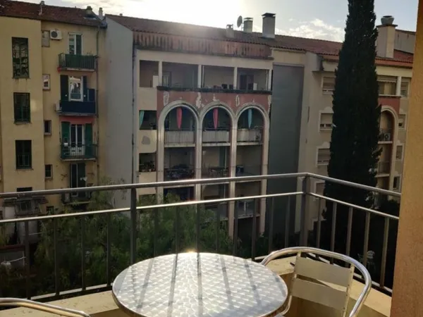 NICE RIQUIER: PARTICULIER STUDIO MEUBLE