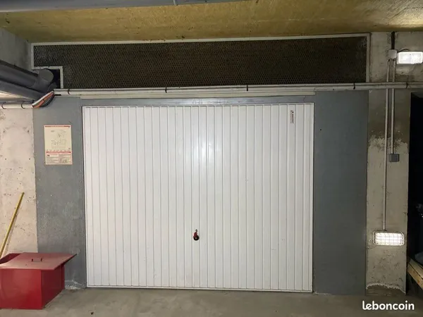 Grand garage fermé 19 m² sécurisé - Nancy (Rue du Pont de la Croix)