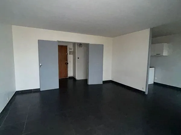T3 bis lumineux de 70 m² + balcon + cave - Libre - Ravalement Payé