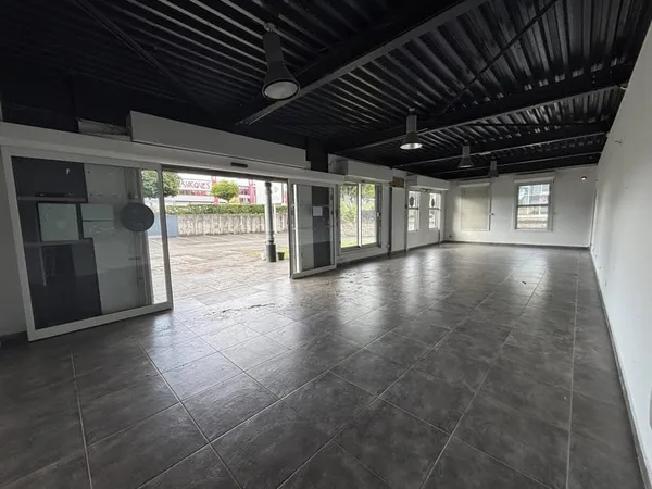 Local commercial JARRY - 200m2 - IMMEUBLE OISEAU DU PARADIS