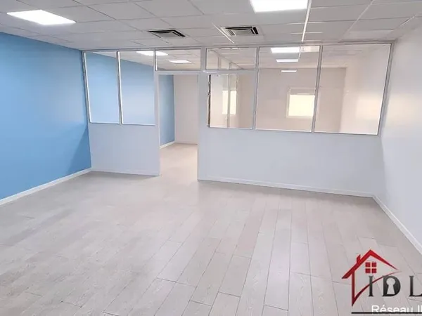 Local commercial 220 m²