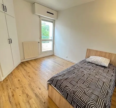 Chambre meublée