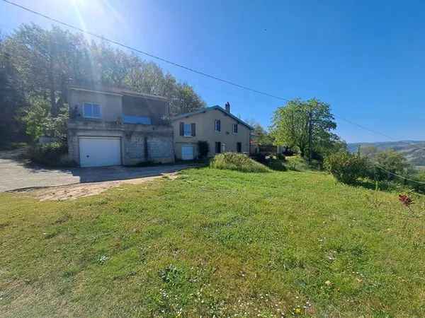 Rare !!! Maison à fort potentiel avec terrain de 2.4 hectares, dépendances et vue dominante sur le R
