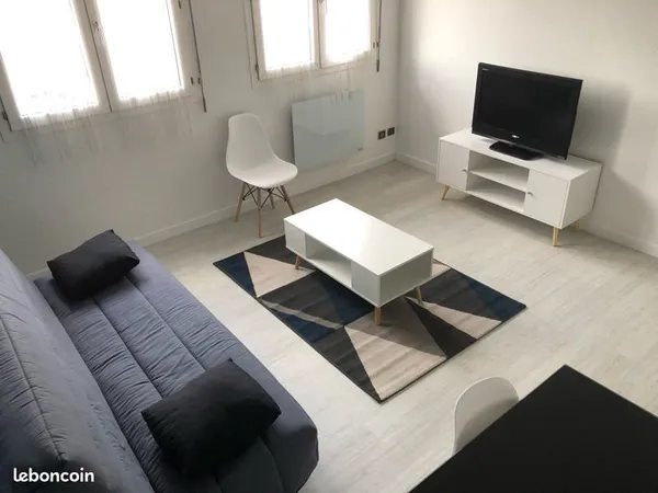 Très beau studio meublé centre ville