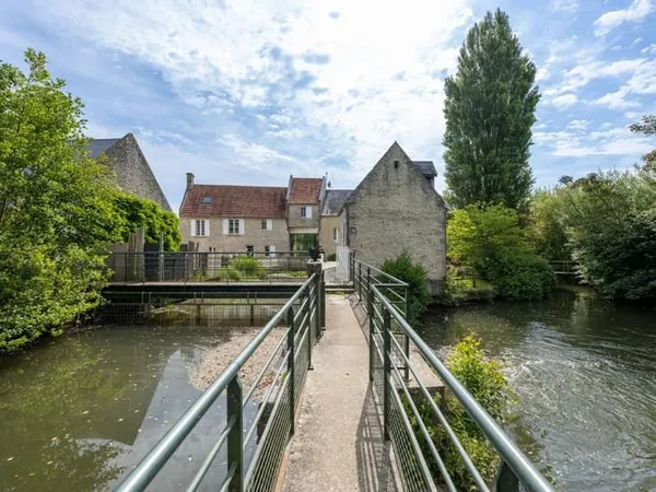 Entre Bayeux et les plages du Débarquement, un ancien moulin du XVIIIe siècle restauré de façon cont