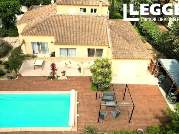 Villa proche de la mer, 4 chambres, terrasse, jardin, piscine
