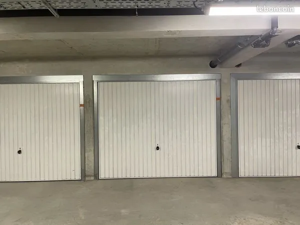 Garage-box fermé -dans résidence récente sécurisée-Gattières