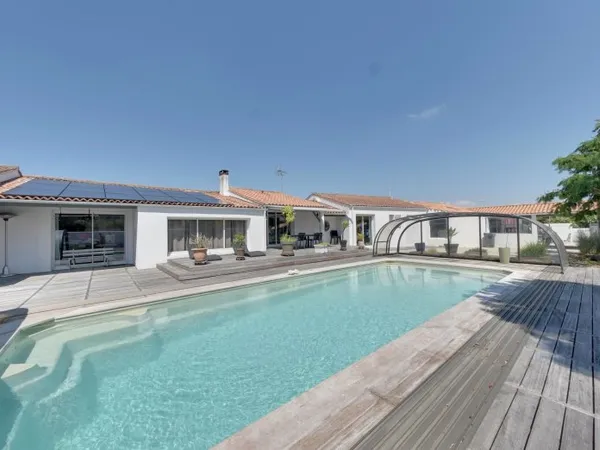 Maison de plain pied et piscine sur 1400 m2 de terrain