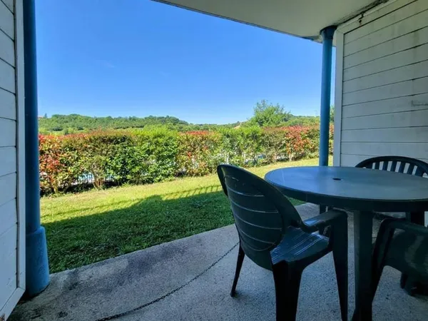 Joli appartement meublé et rénové au coeur d'une résidence de vacances au bord du lac de Marciac