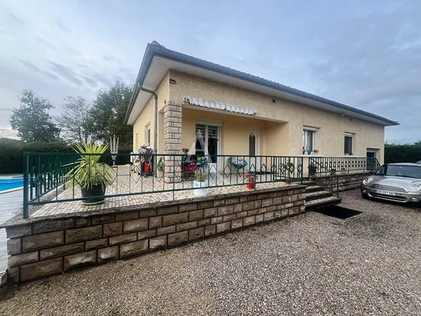 Maison de plain-pied avec piscine sur plus de 4 000 m² de terrain arboré