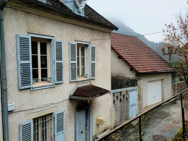 Jolie maison de ville ancienne rénovée SALINS LES BAINS JURA