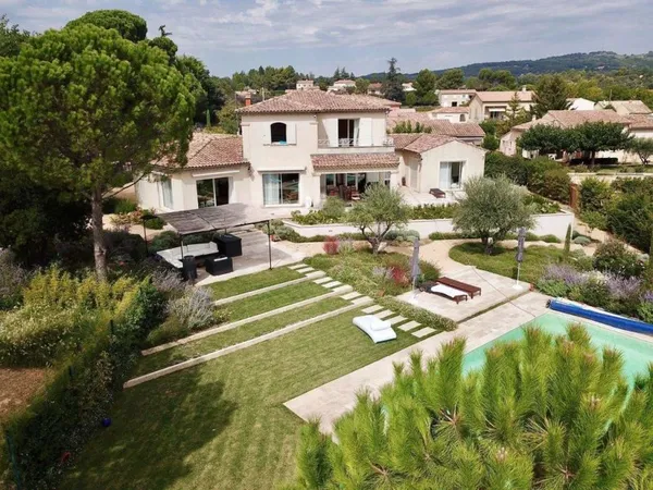 Villa 10 pièces 250 m²