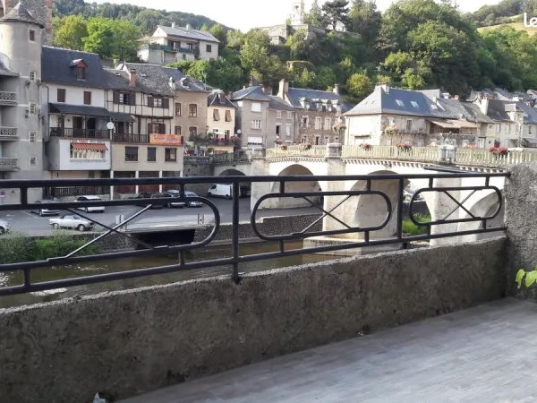 Appartement au 1er étage avec balcon - vue sur le Lot