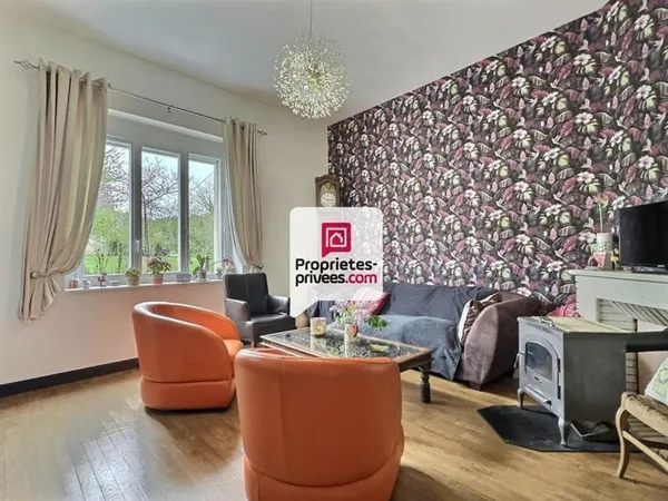 Maison de bourg T5/6 entièrement rénovée avec 4 ch. et jardin près de sa rivière sur ST-PIERRE-DE-CO