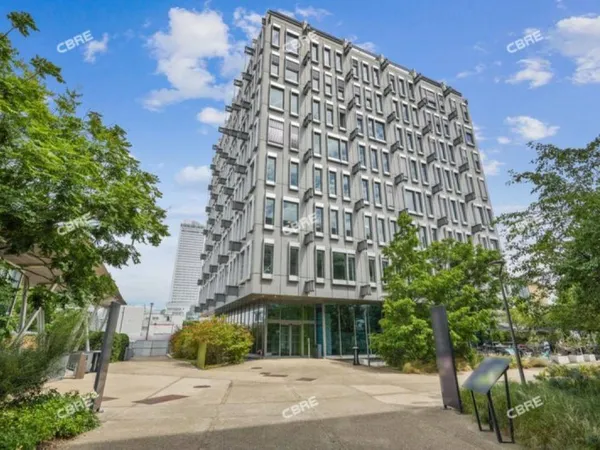 Bureau 695 m²
