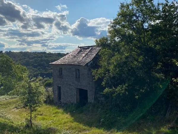 Corps de ferme en pierre d'exception sur une crête