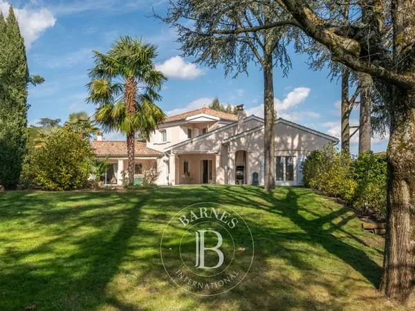 ECULLY - Maison familiale de 213 m² - Piscine - Terrain de 1987 m² - 4 chambres