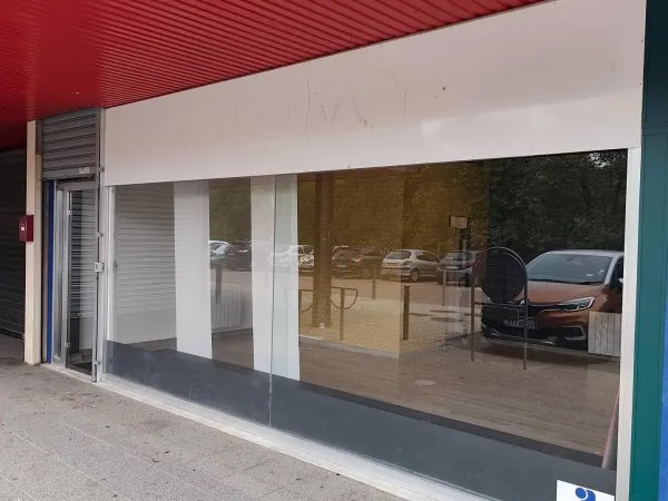 Local commercial dans une zone artisanale.