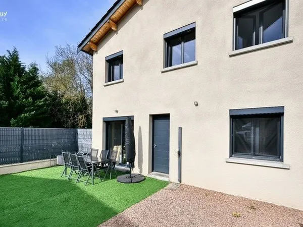 THURINS - MAISON récente P3 + Espace bureau avec cour de 60m² + 2 Parking