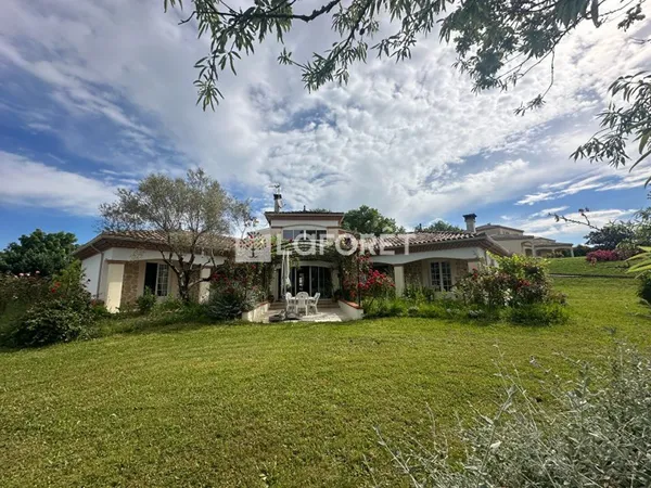 Maison 8 pièces 220 m²