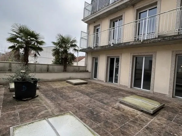 Maison avec appartements 1600 m²
