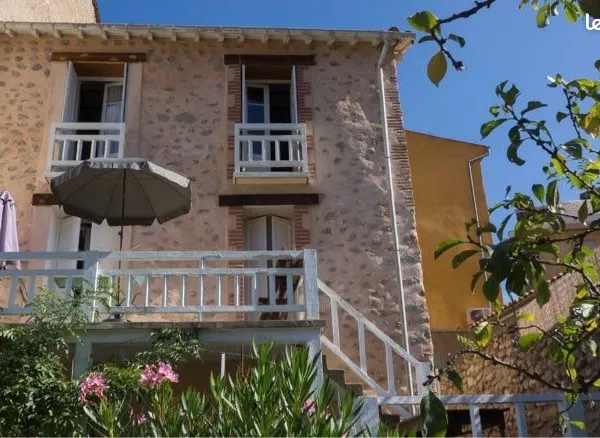 Charme, Maison de village avec jardin, centre Vernet