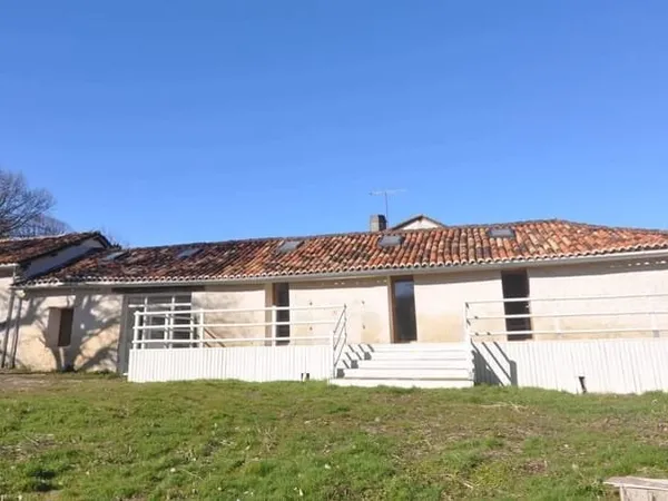 Ancienne grange entièrement rénovée de 240 m² avec un terrain de 2700 m²