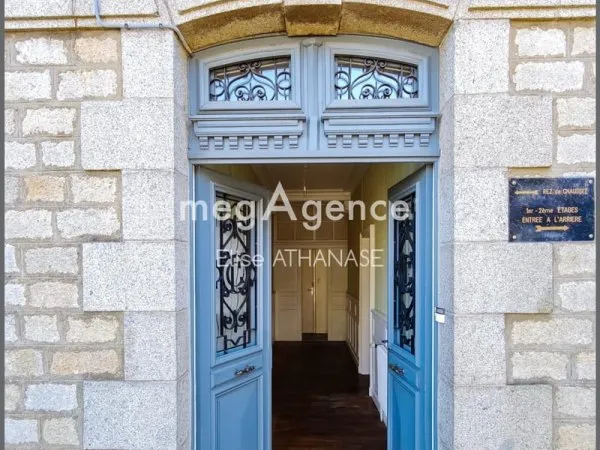Appartement T3 dans bâtiment de caractère. Charme, volumes et espace vert