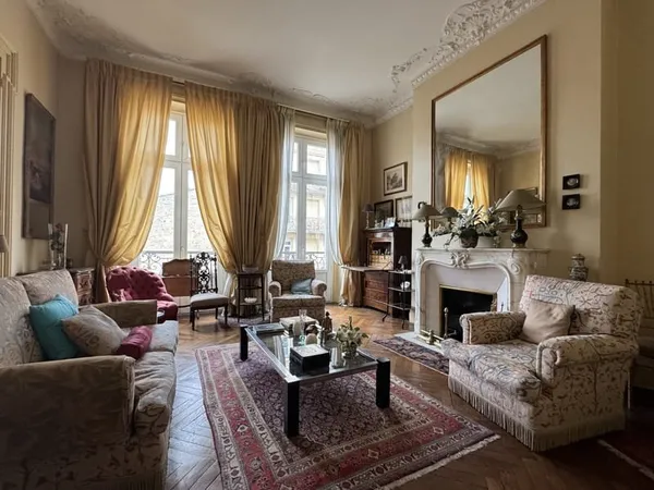Appartement haussmannien 124 m2 Double salon avec balcon