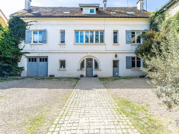 La maison historique en plein centre ville avec jardin
