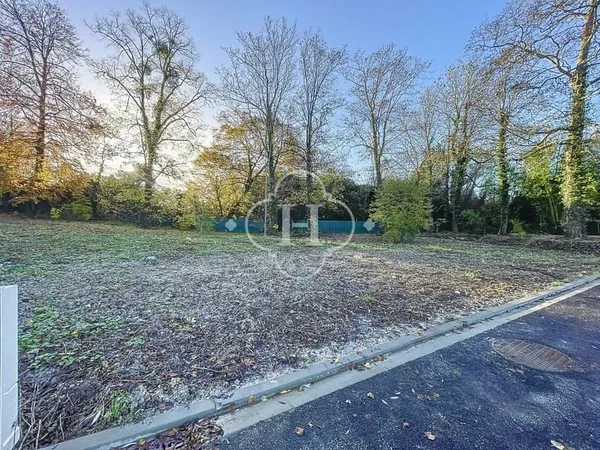 Mareil Sur Mauldre - Terrain à batir de 703 M²
