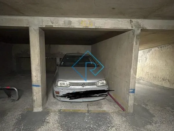 Parking à Paris (75020)