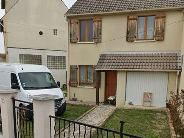 Maison familiale à vendre + jardin devant et derrière