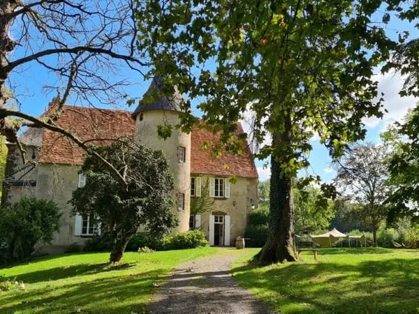 Manoir du XVIeme, 2 corps de ferme, un étang et 22 ha de territoire