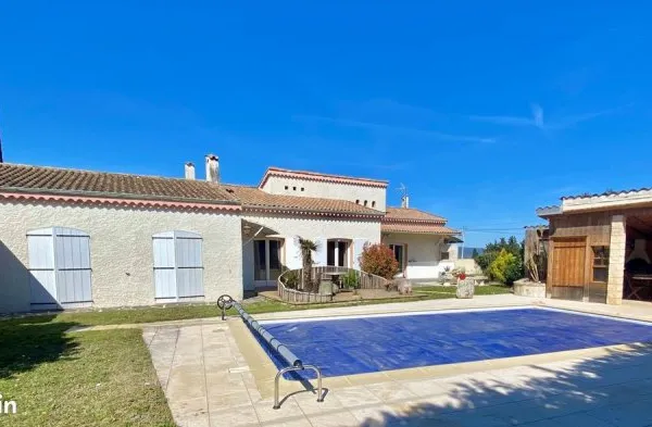 A vendre maison de plain-pied avec piscine, cave et garage