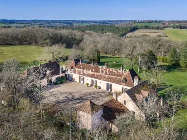Dans la campagne, aux abords de Périgueux, sur près de 7 ha, une chartreuse du 17e s. Et sa maison d