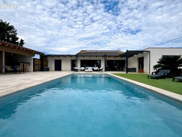 Villa de plain-pied avec grand terrain