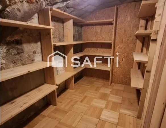 Grande cave dans copropriété sécurisée