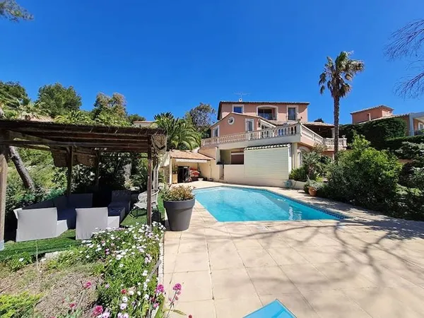 Maison 7 pièces 235 m²
