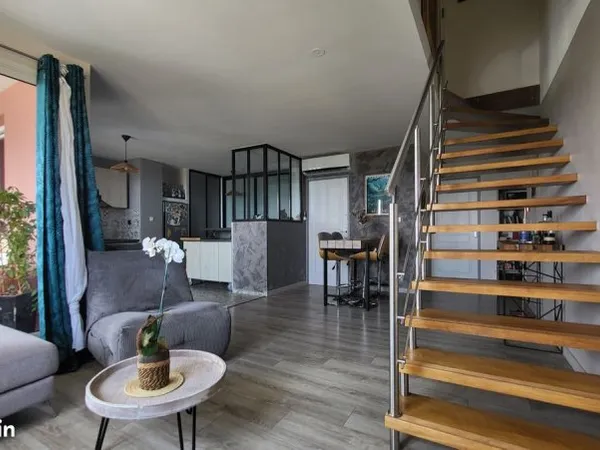 A vendre T4 dernier étage secteur Roquefeuil avec vue mer